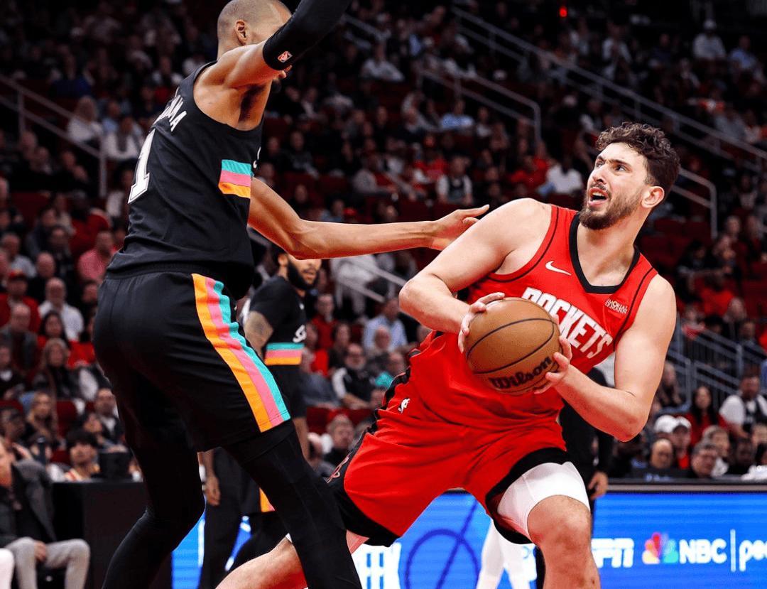 开云体育-1年350万底薪！却打成球队老大！NBA最可怜的超巨，你该得到尊重