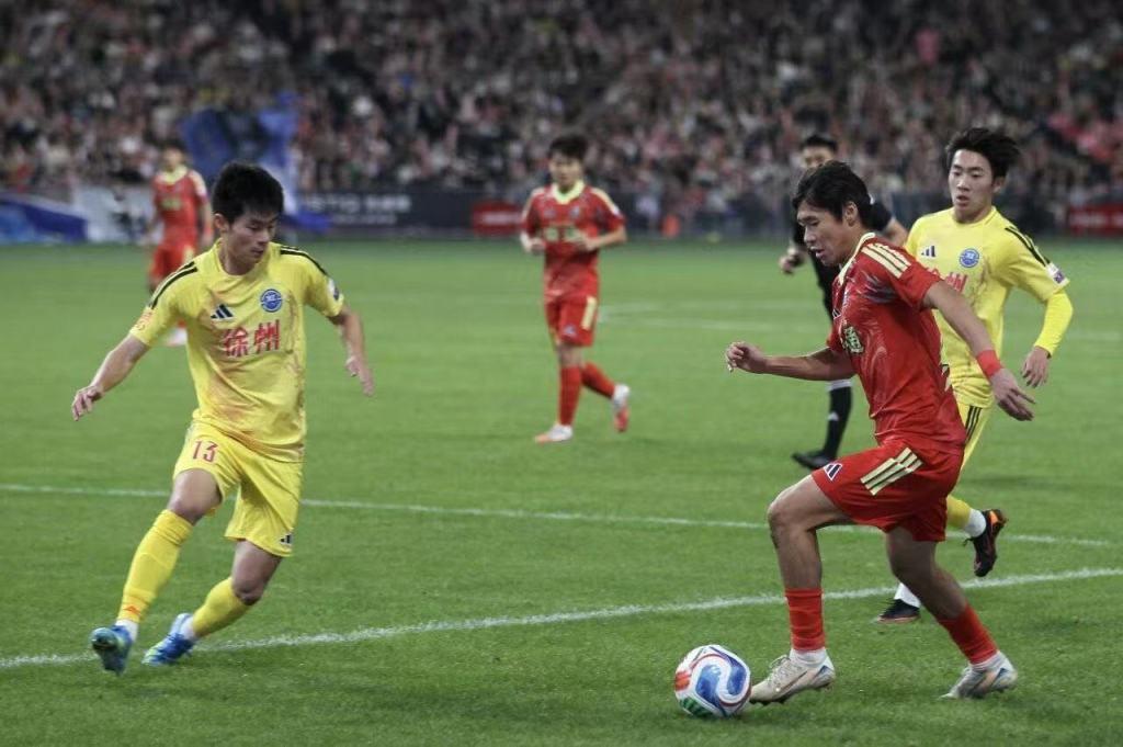 开云体育登录入口-多地“城超”为高考“让路”：这个周末，这里的赛场静悄悄
